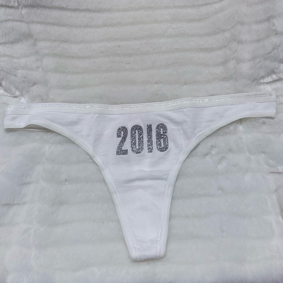 5/$30 (NWOT) VICTORIA’S SECRET 2016 White & Silver Thong - Picture 4 of 6